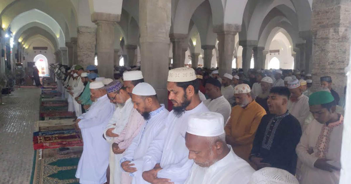 বাগেরহাটে ষাটগম্বুজ মসজিদে ঈদের জামাত অনুষ্ঠিত, মুসল্লিদের ঢল